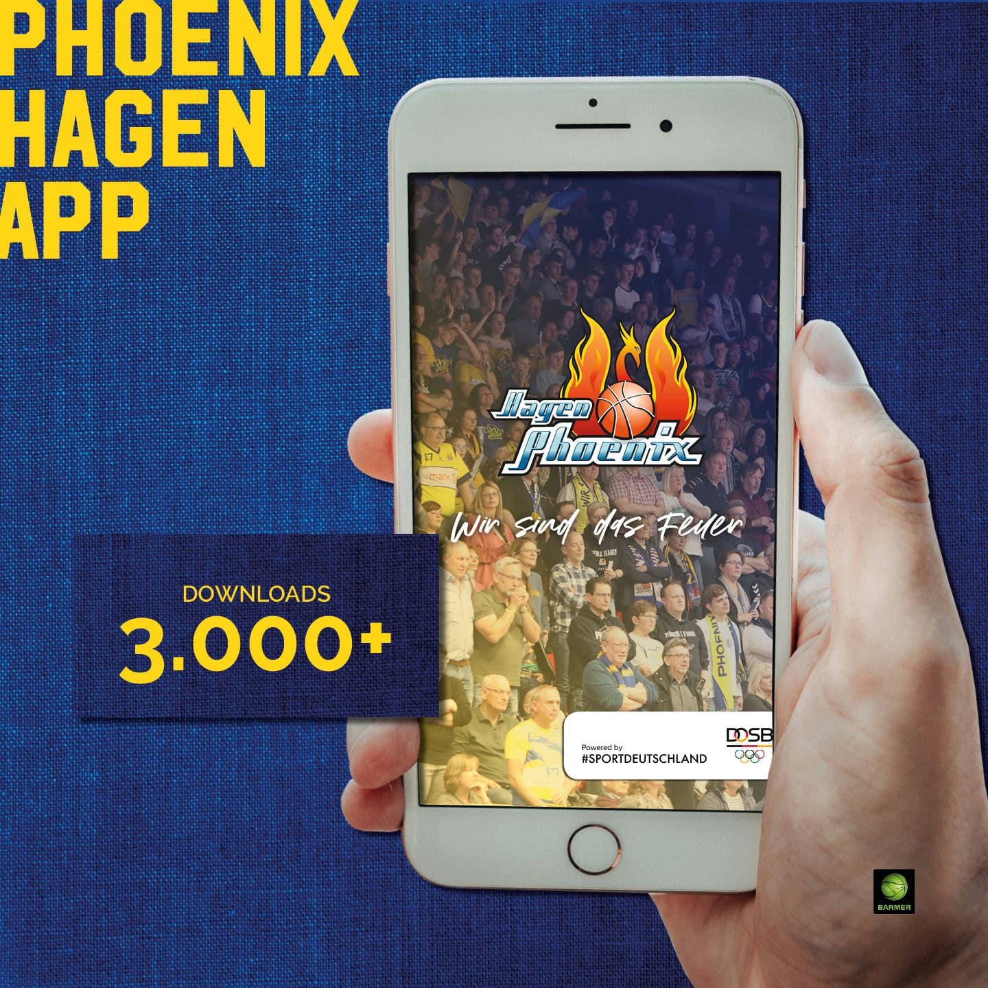 Ein Hand hält ein Smartphone mit der Phoenix Hagen App, Hintergrund voller jubelnder Fans.