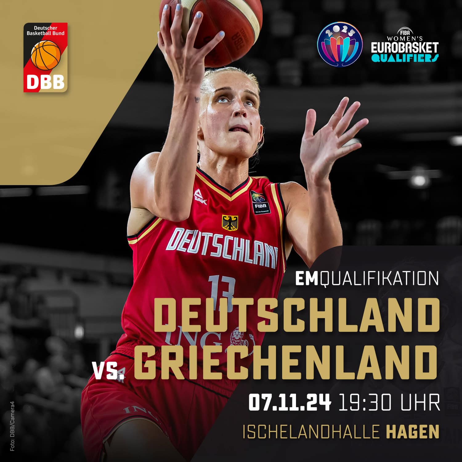 Ein Basketballspieler beim Wurf, konzentrierter Ausdruck, rotes Trikot. Text: "EMQUALIFIKATION DEUTSCHLAND vs. GRIECHENLAND, 07.11.24 19:30 Uhr, Ischelandhalle Hagen".