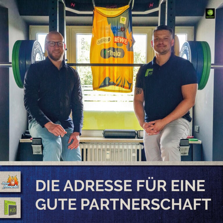 Zwei Männer lächeln vor Hantelstange und Basketball-Trikot, farbenfroh, mit Text: Die Adresse für eine gute Partnerschaft.