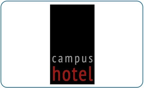 Ein Logo mit schwarzem Hintergrund, „campus hotel“ in Grau und Rot geschrieben.