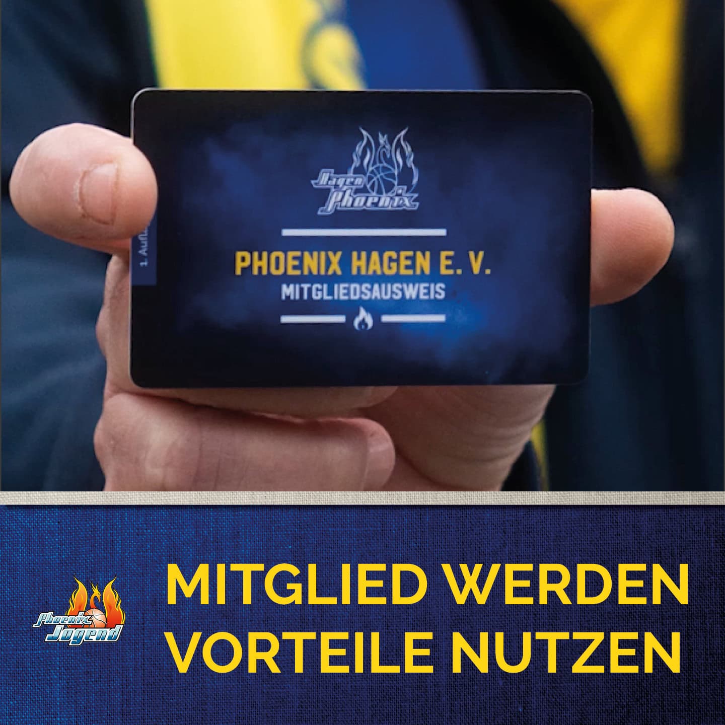 Eine Hand hält einen blauen Mitgliedsausweis von Phoenix Hagen E.V. mit Flammenlogo.