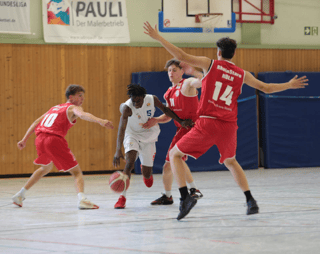 Basketballspiel: Vier Spieler, fokussiert, dynamische Spielsituation, rote und weiße Trikots.