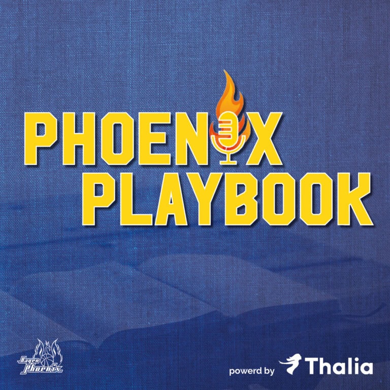 Cover mit gelbem Text "Phoenix Playbook" auf blauem Hintergrund, entzündetes Mikrofon-Icon.