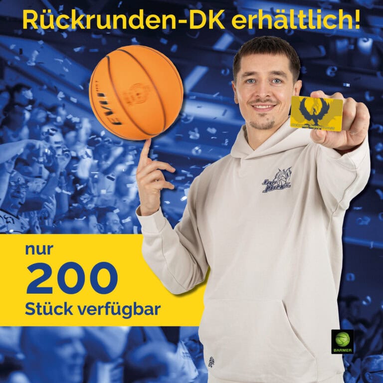 Mann in weißem Hoodie lächelt, hält Basketball und Ticket, blau-gelbe Hintergrundgrafik.