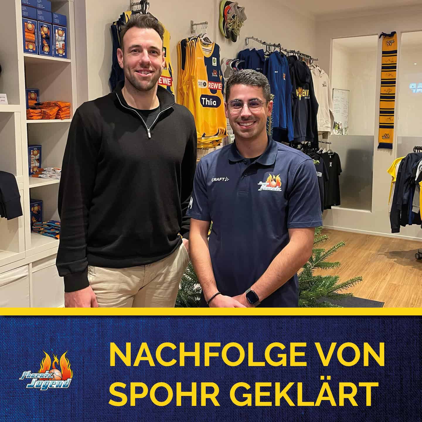 Zwei Männer lächeln in einem Sportgeschäft vor Basketball-Trikots und Fanartikeln.