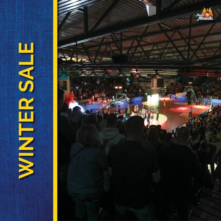 Menschenmenge in einer Sporthalle, dunkle Beleuchtung, linke Seite gelbes "Winter Sale"-Banner.