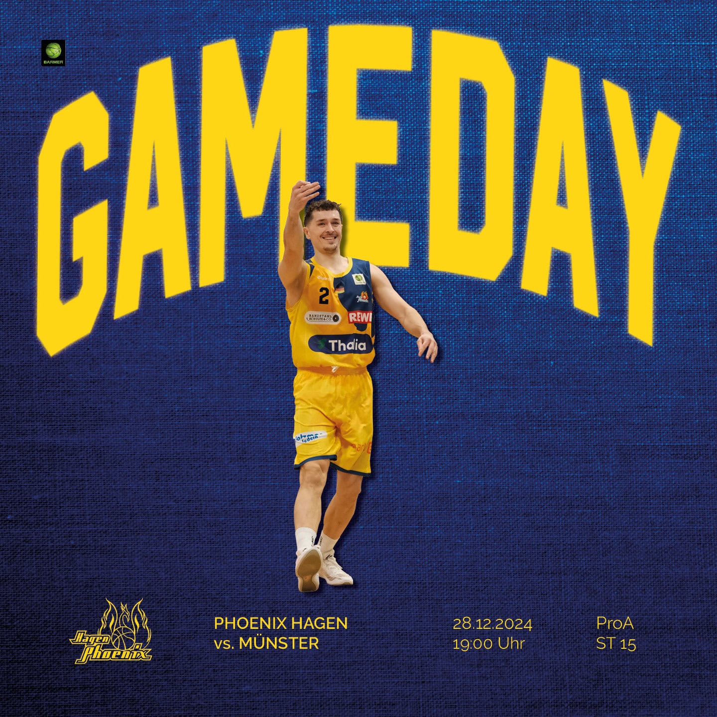 Ein Basketballspieler jubelt in gelbem Trikot vor blauem "GAMEDAY"-Hintergrund.