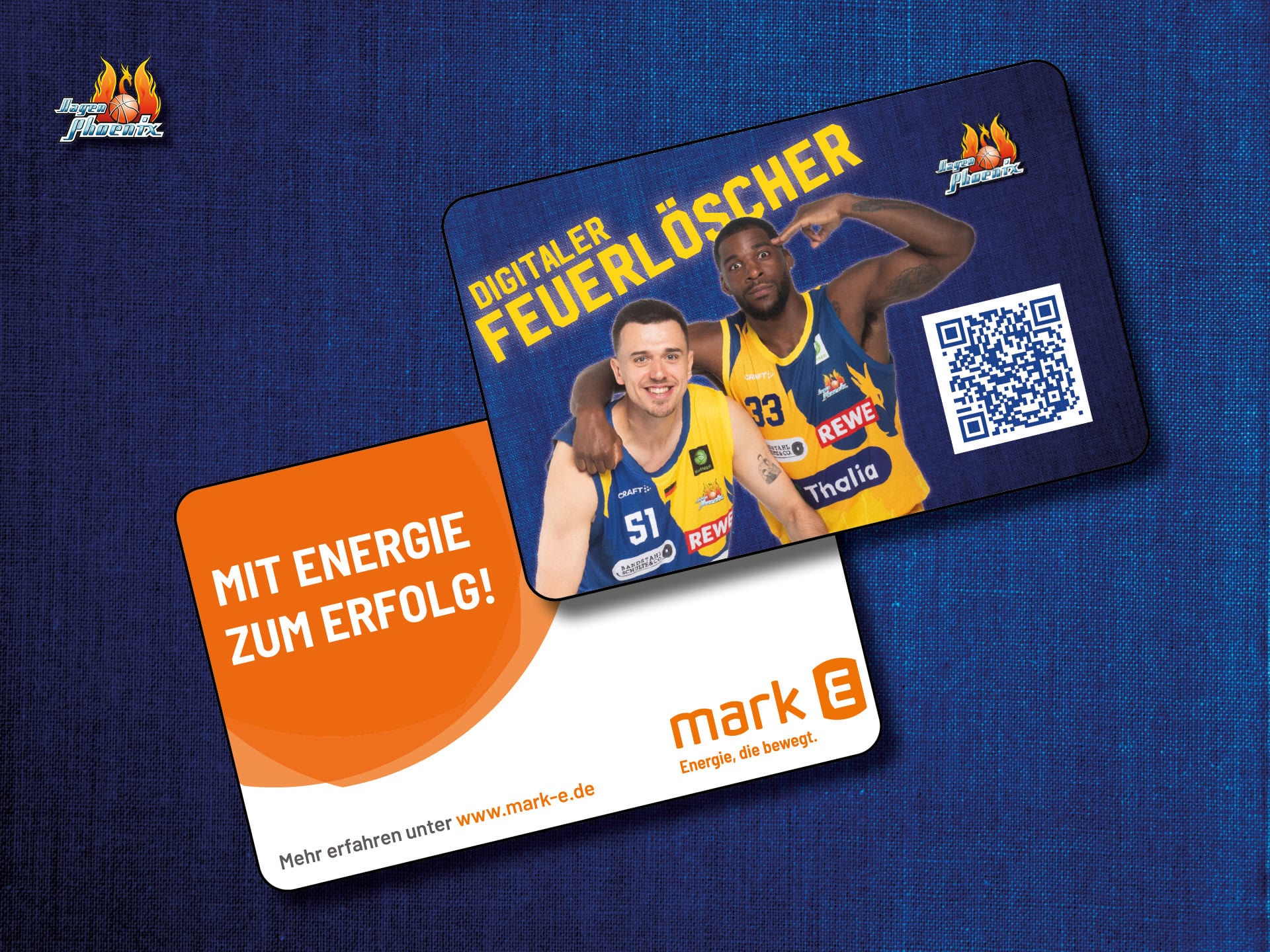 Zwei Basketballspieler lächeln, blaue Trikots, Werbeplakat mit QR-Code.