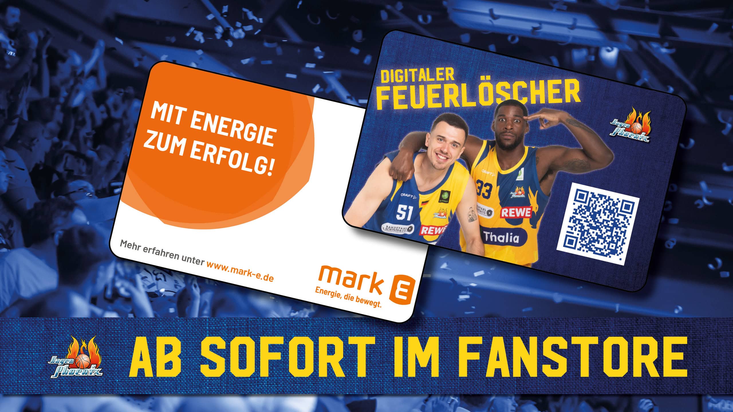 Zwei Basketballspieler lächeln in blauen und gelben Trikots. QR-Code und Slogan sind sichtbar.