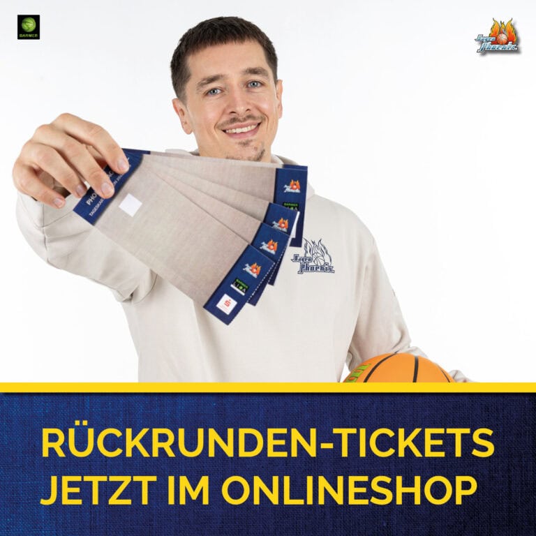 Ein lächelnder Mann hält mehrere Tickets, trägt einen weißen Pullover, Basketball in der Hand.