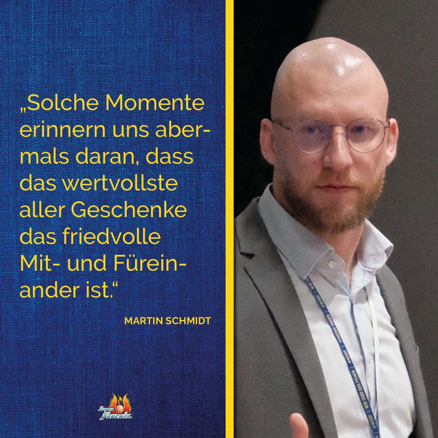 Mann mit Brille spricht, ernster Gesichtsausdruck, Anzug, roter Hintergrund mit gelbem Zitat.